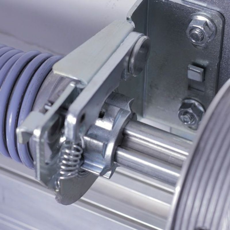 Mise en situation d'un parachute pour ressort à enroulement droit pour porte de garage f470