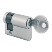 vue avec clef d'un demi Cylindre portes de garage Hörmann 3091449