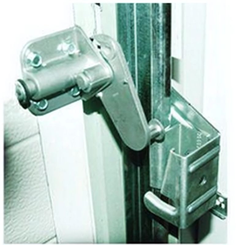 Mise en situation d'un kit Verrouillage Tournant Novoferm pour porte de garage sectionnelle Maeva 2 NFF42217