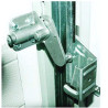 Mise en situation d'un kit Verrouillage Tournant Novoferm pour porte de garage sectionnelle Maeva 2 NFF42217 Mise en situation d'un kit Verrouillage Tournant Novoferm pour porte de garage sectionnelle Maeva 2 NFF42217