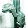 Mise en situation d'un kit Verrouillage Tournant Novoferm pour porte de garage sectionnelle Maeva 2 NFF42217 Mise en situation d'un kit Verrouillage Tournant Novoferm pour porte de garage sectionnelle Maeva 2 NFF42217