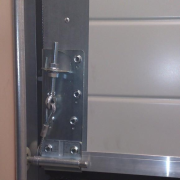 Vue installé plaque de base et support de roulette pour porte de garage sectionnelle
