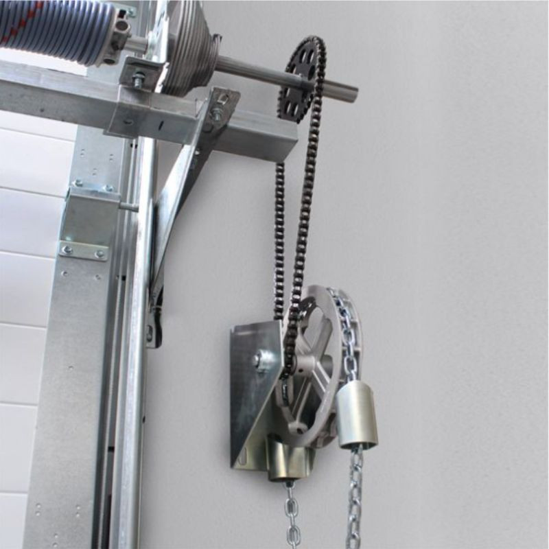 Vue posé treuil à chaîne La Toulousaine pour porte de garage