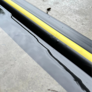 Joint d'étanchéité de seuil installé pour porte de garage 1.5 cm de haut