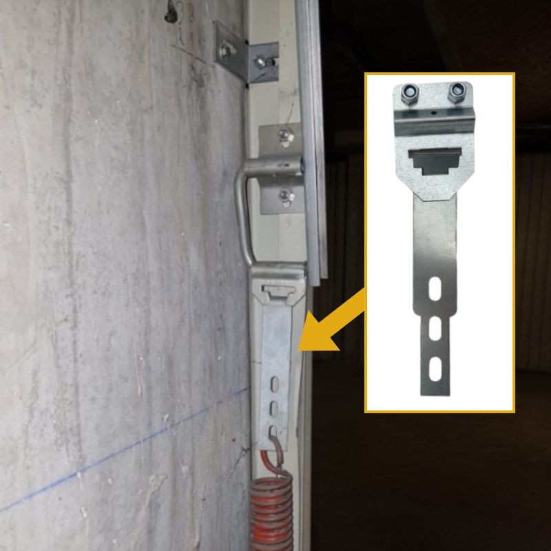 Paire d'accroches ressorts 3 trous avec triangles pour une porte de garage basculante.