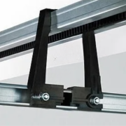 Fixation rail moteur traverse arrière Novoferm de porte de garage sectionnelle