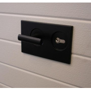Vue installé de serrure-cylindre encastrée noire renforcée poignée-T et cylindre européen pour porte de garage